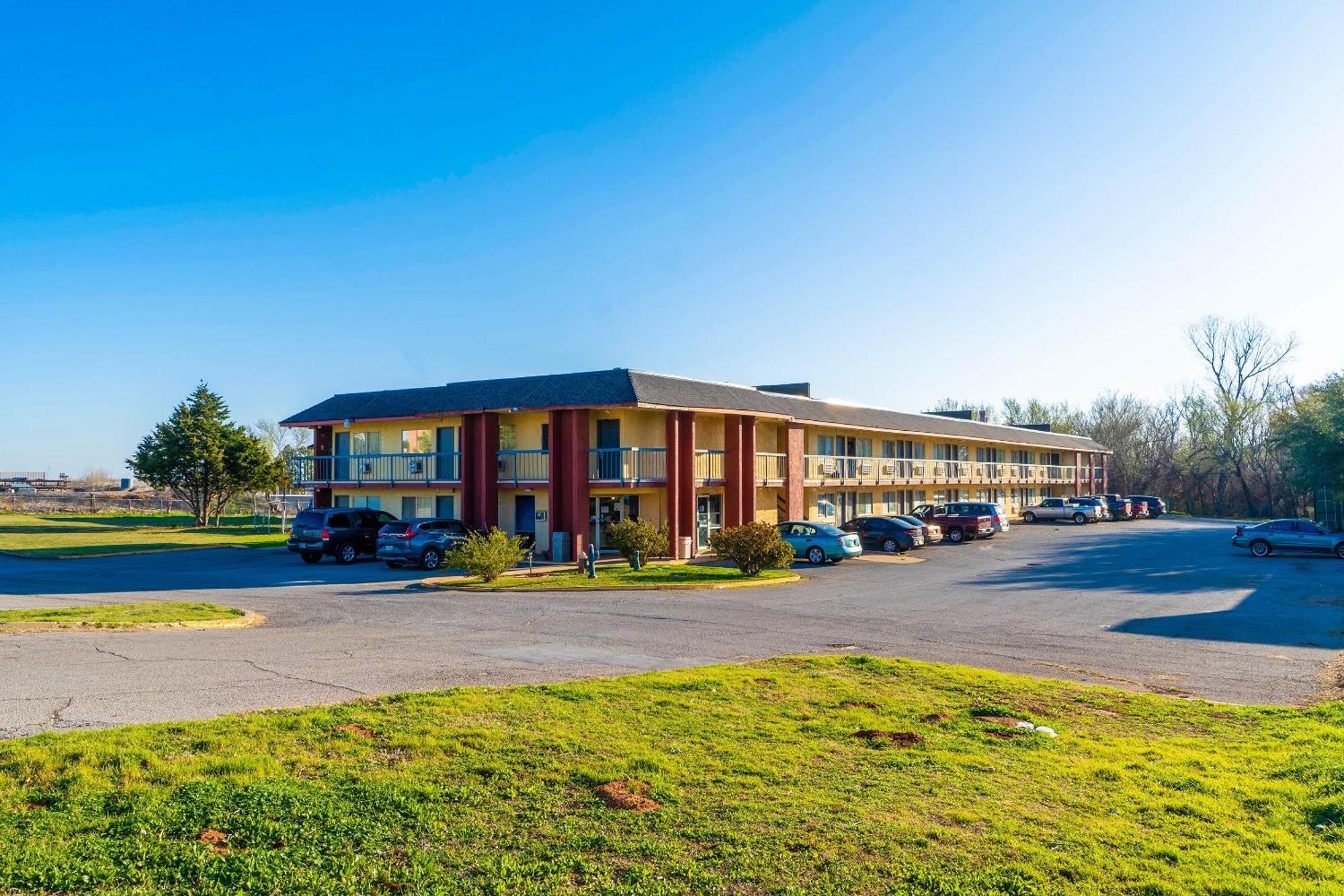 Castle Inn & Suites By Oyo Chickasha Extérieur photo