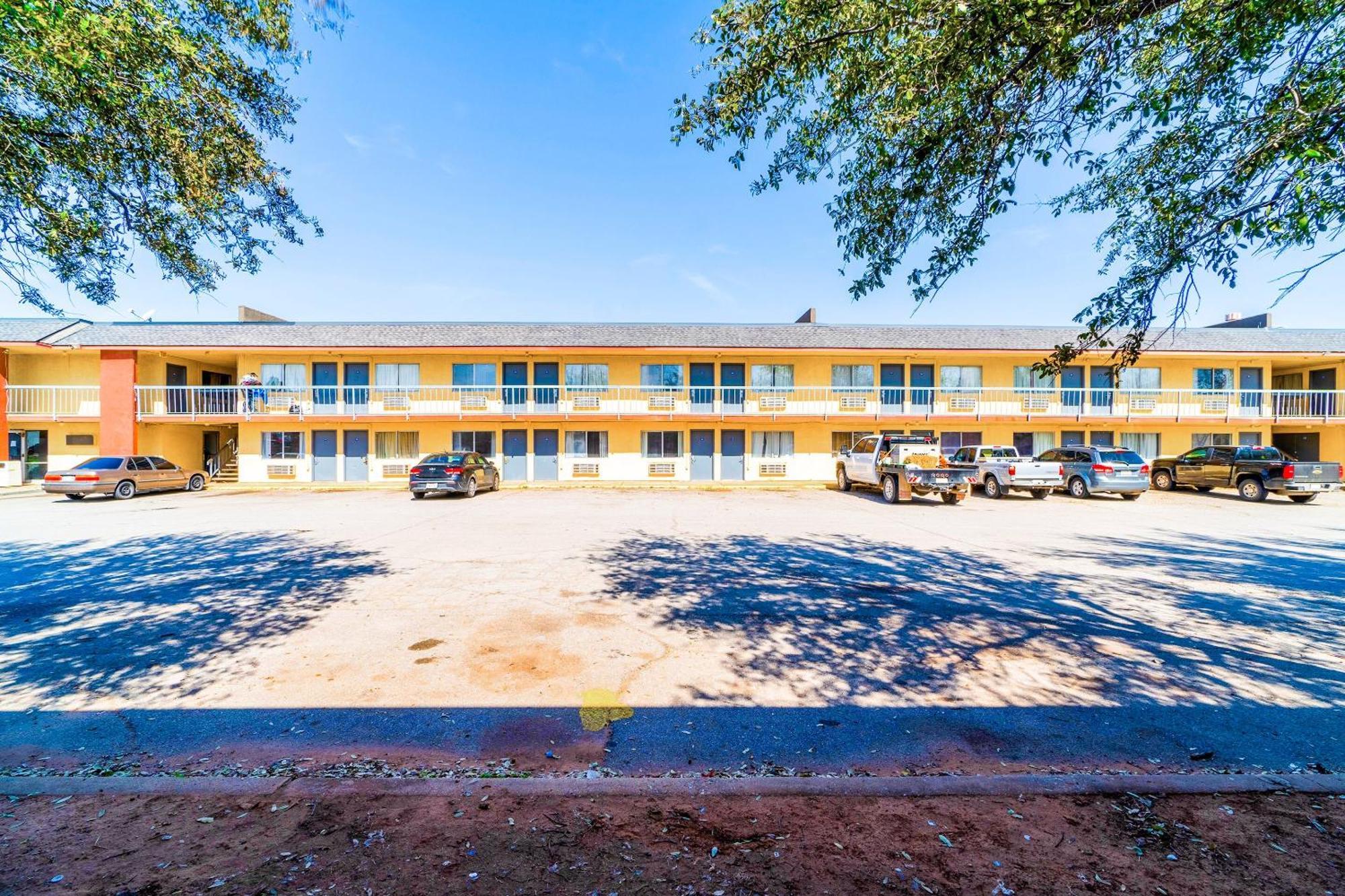 Castle Inn & Suites By Oyo Chickasha Extérieur photo