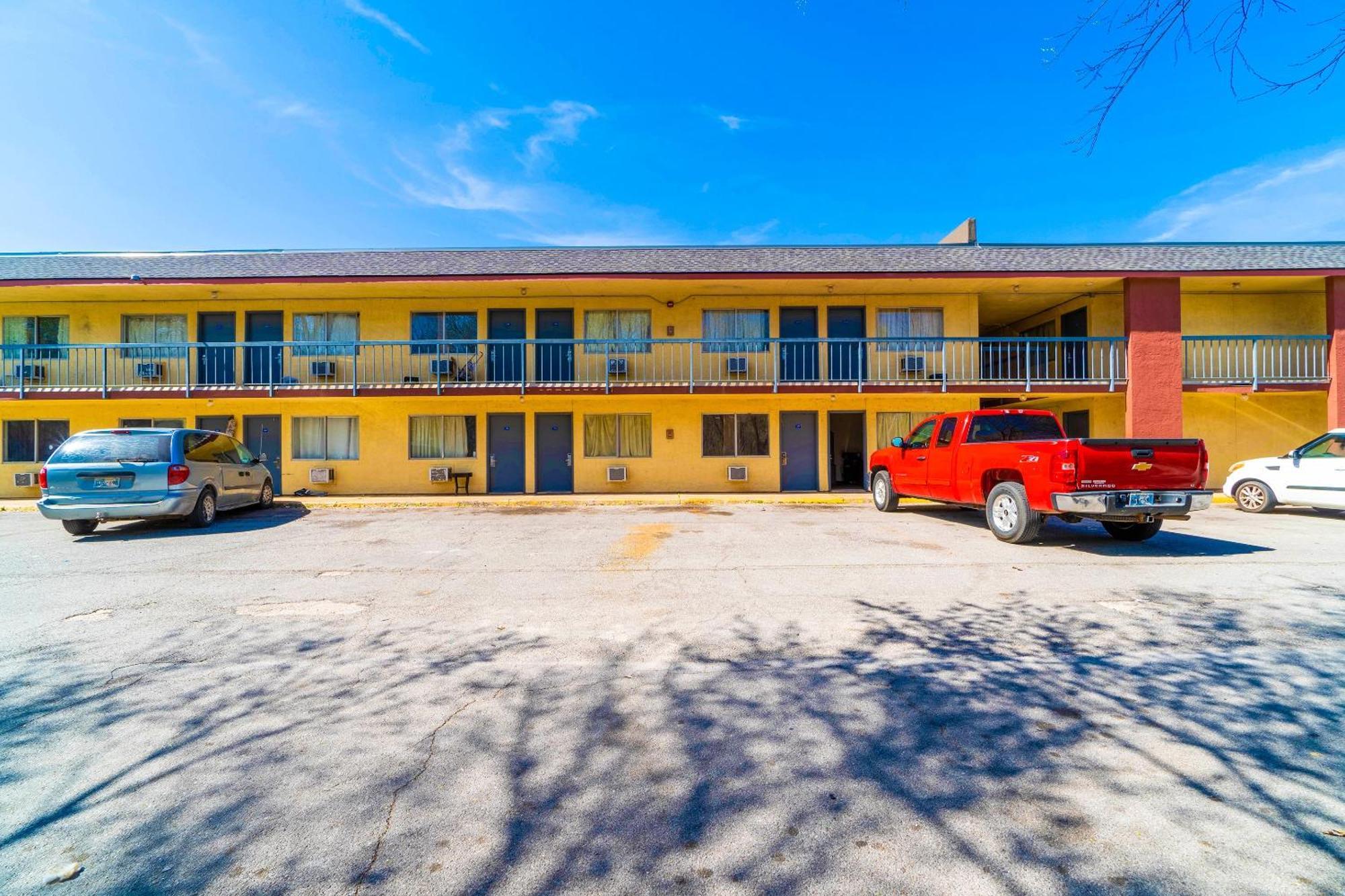 Castle Inn & Suites By Oyo Chickasha Extérieur photo