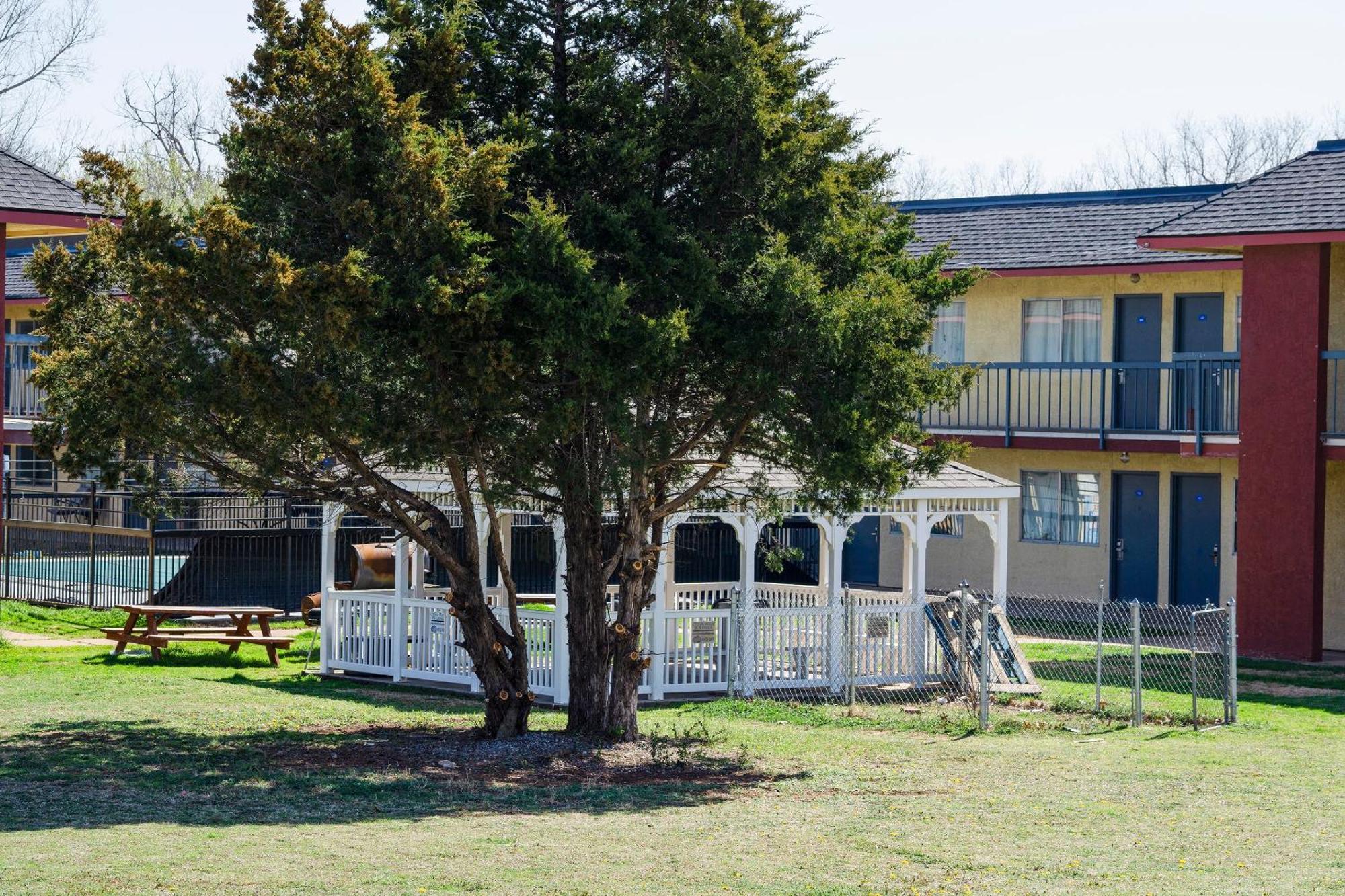 Castle Inn & Suites By Oyo Chickasha Extérieur photo