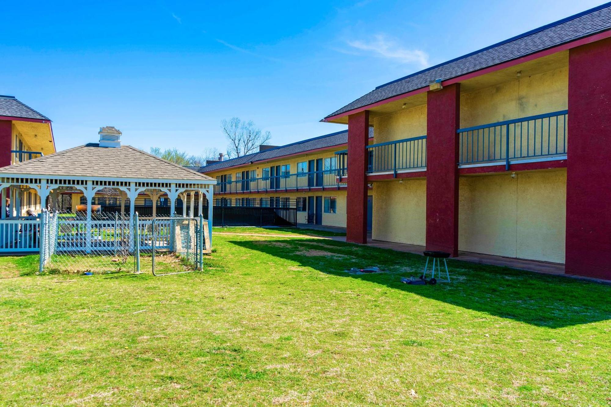 Castle Inn & Suites By Oyo Chickasha Extérieur photo