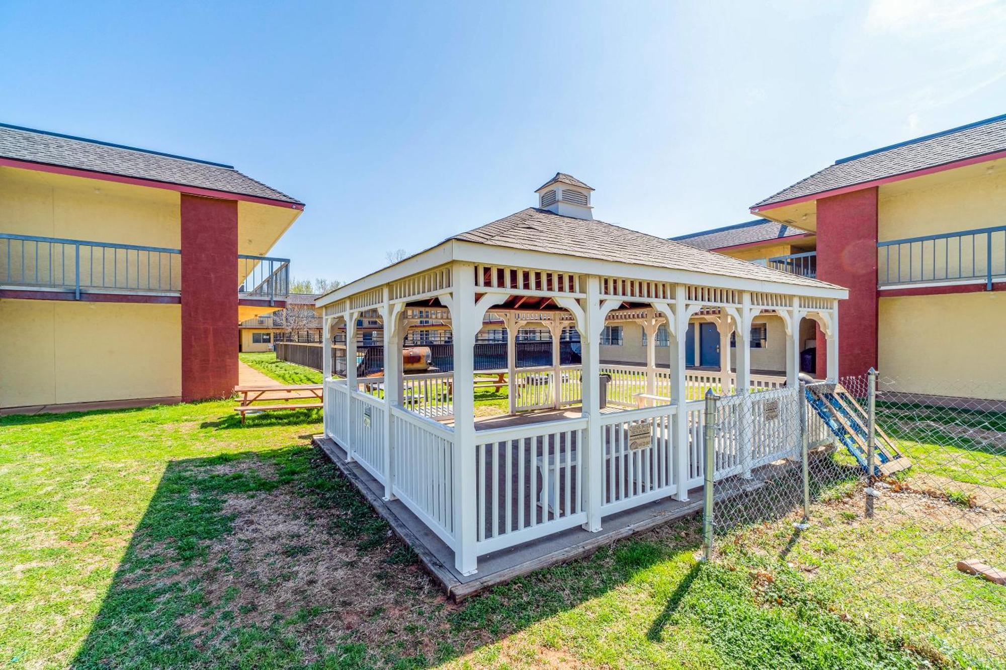 Castle Inn & Suites By Oyo Chickasha Extérieur photo