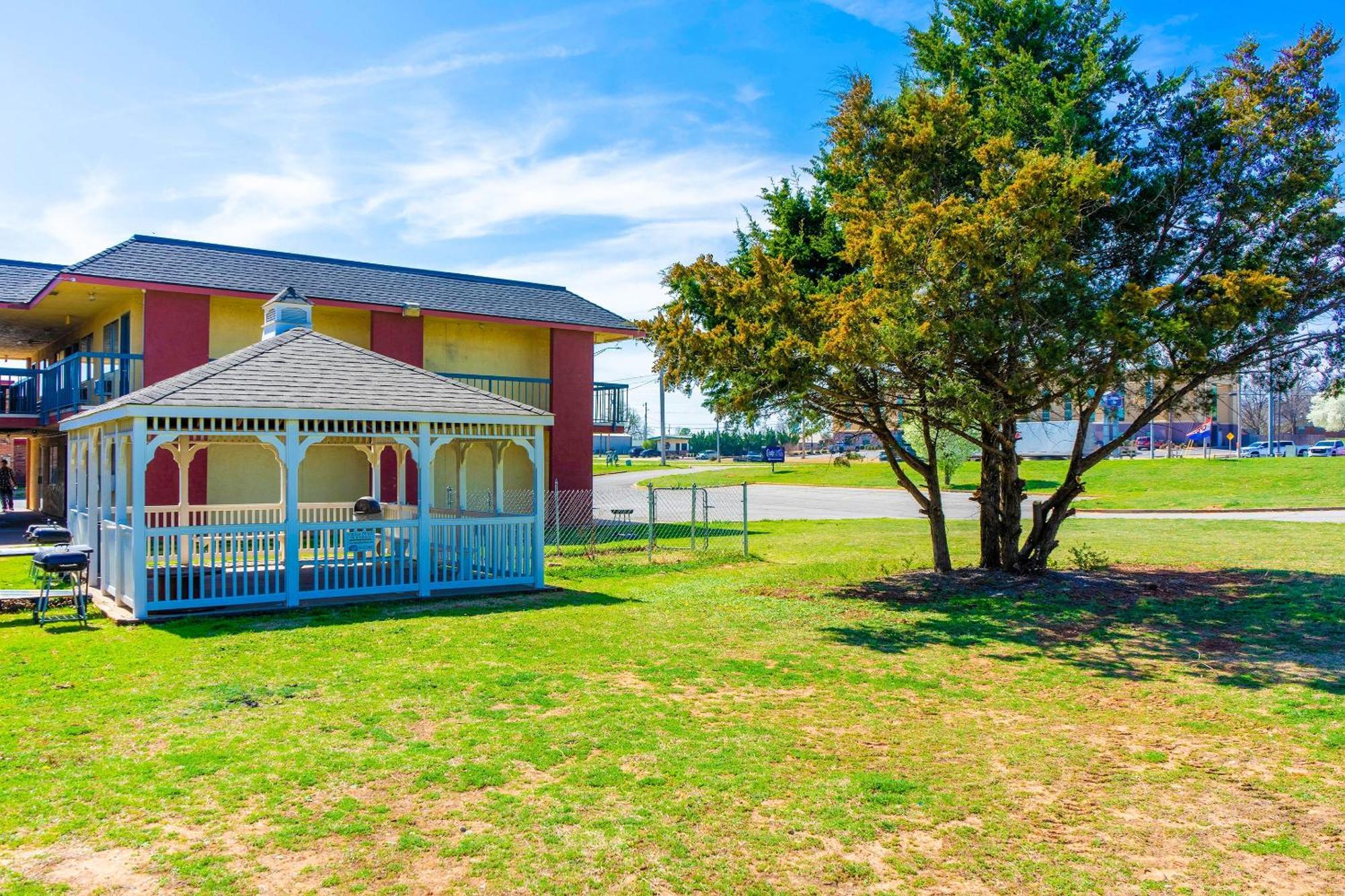 Castle Inn & Suites By Oyo Chickasha Extérieur photo
