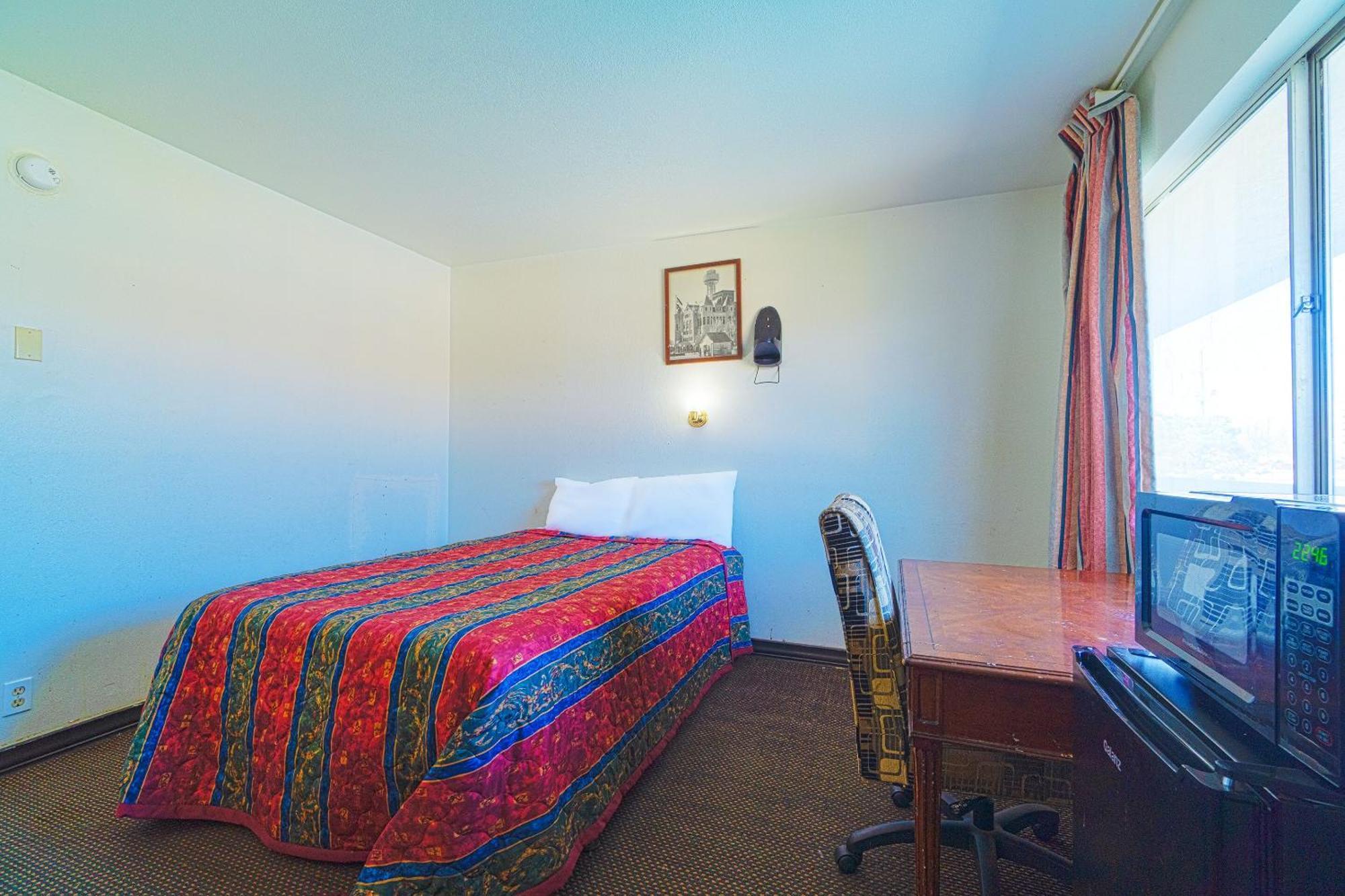 Castle Inn & Suites By Oyo Chickasha Extérieur photo