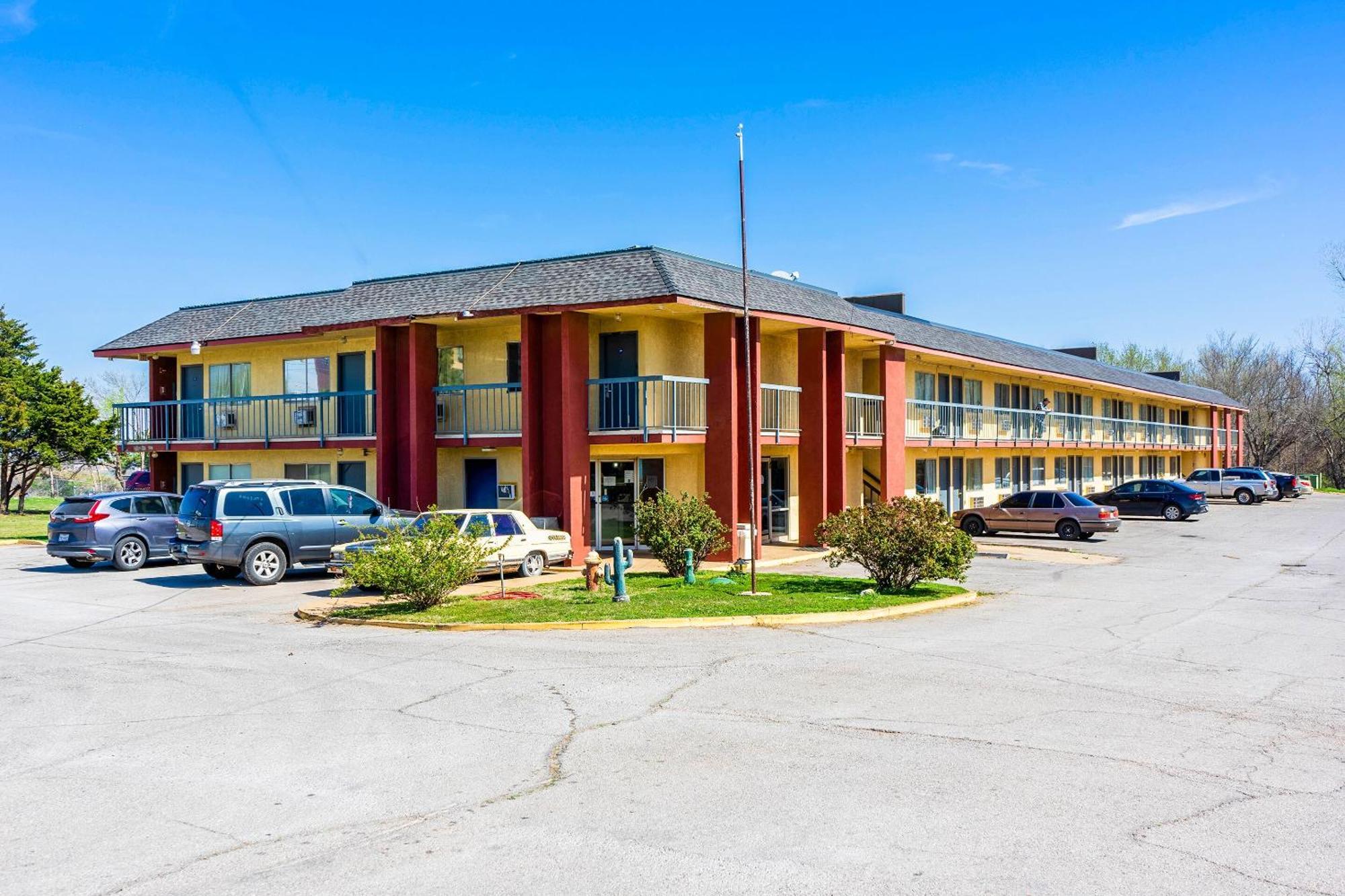 Castle Inn & Suites By Oyo Chickasha Extérieur photo