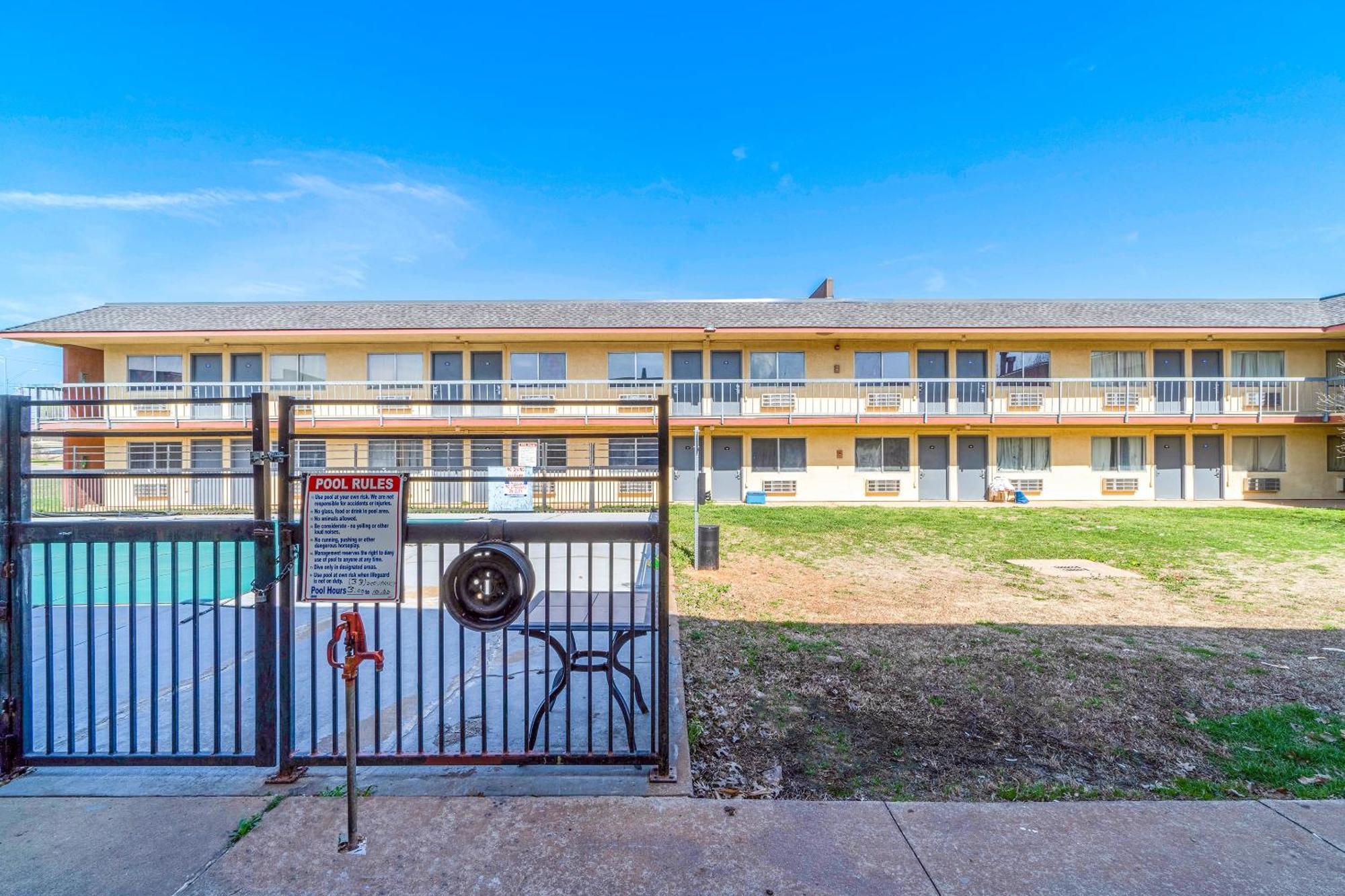 Castle Inn & Suites By Oyo Chickasha Extérieur photo