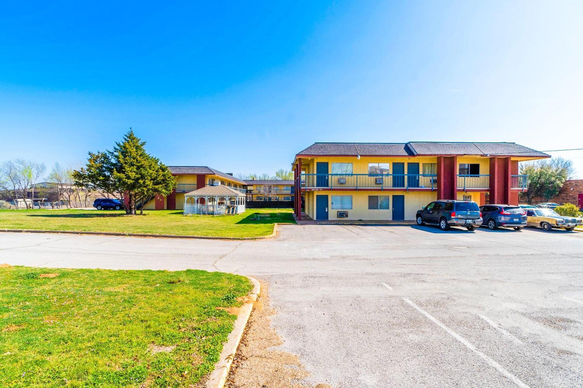 Castle Inn & Suites By Oyo Chickasha Extérieur photo